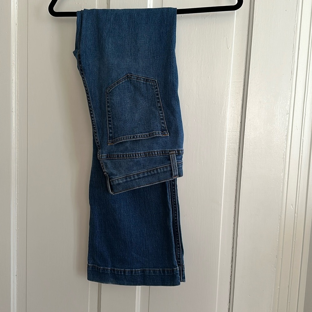 Gap women’s size 6 flared medium wash denim jeans